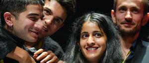 Die Preisträger (v.l.): "Futur Drei"-Regisseur Faraz Shariat, die Darsteller Benjamin Radjaipour und Banafshe Hourmazdi sowie Drehbuchautor Jacob Hauptmann ("Zeit der Monster") freuen sich über ihre First-Steps-Auszeichnungen.