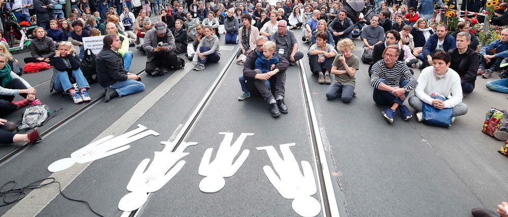 Vier Fußgänger starben hier in der Invalidenstraße - viele Menschen trauern.