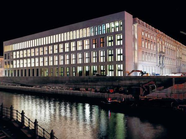 Schatztruhe und Schloss-Remake. Nachtsicht auf die moderne Ostfassade des Humboldt Forums.