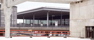 Das Hauptterminal im Hintergrund ist schon weit, für die Erweiterung vorn wurde erst Ende Juli Richtfest gefeiert (Archivbild).
