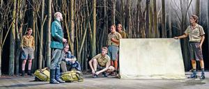 Im Finsterwald. Die Darsteller versammelt um die Kulisse von Bühnenbildner Jan Pappelbaum.