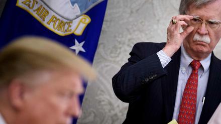 Rausgeschmissen: John Bolton (rechts) lauscht den Worten des Präsidenten (Archivbild)
