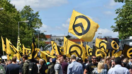 Anhänger der vom Verfassungsschutz als klar rechtsextremistisch eingestuften Identitären Bewegung bei einer Demonstration.