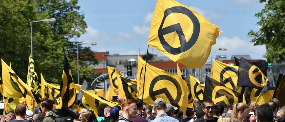 Anhänger der vom Verfassungsschutz als klar rechtsextremistisch eingestuften Identitären Bewegung bei einer Demonstration.