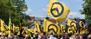Anhänger der vom Verfassungsschutz als klar rechtsextremistisch eingestuften Identitären Bewegung bei einer Demonstration.