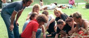 DDR-Bürger informieren sich am 17.08.1989 vor der deutschen Botschaft in Budapest auf einer Landkarte über den Verlauf der grünen Grenze.