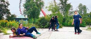Die Teilnehmer versuchen in dem verlassenen ehemaligen Vergnügungspark ihren Blickwinkel zu ändern und die routinierten Bewegungen hinter sich zu lassen. 