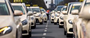 Berliner Taxifahrer bei einem Protest: Sie fordern seit langem höhere Preise, um sich gegen die neuen Konkurrenten am Markt durchsetzen zu können.