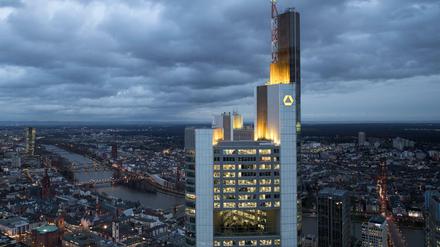 Die Commerzbank erklärte, man äußere sich nicht zu den laufenden Ermittlungen.