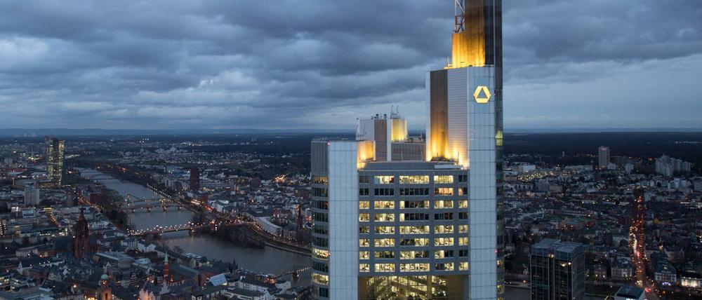 Die Commerzbank erklärte, man äußere sich nicht zu den laufenden Ermittlungen.