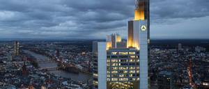 Die Commerzbank erklärte, man äußere sich nicht zu den laufenden Ermittlungen.