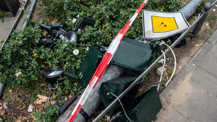 Ein beschädigtes Schild und Teile einer zerstörten Ampel liegen nah der Stelle, an der am 06.09.2019 vier Menschen bei einem Verkehrsunfall ums Leben kamen.