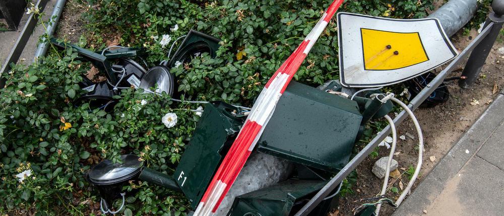 Ein beschädigtes Schild und Teile einer zerstörten Ampel liegen nah der Stelle, an der am 06.09.2019 vier Menschen bei einem Verkehrsunfall ums Leben kamen.
