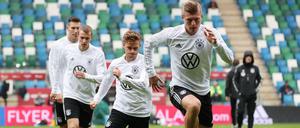 Auf dem Sprung. In Belfast wollen Toni Kroos (vorne), Joshua Kimmich und Co. drei Punkte holen.