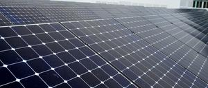 Solaranlage auf Hausdach - hier am neuen Erlebnismuseum "Futurium", dem Zentrum für Zukunftsgestaltung in Berlin-Mitte.