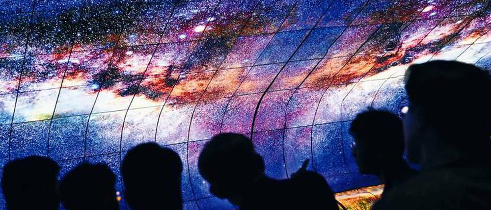 Bildschirme können gar nicht groß genug sein, wie auf der IFA in Berlin zu sehen ist. Der neueste Trend: biegbare Screens. 