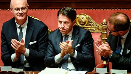 Kann nun regieren: Italiens Premier Giuseppe Conte (Mitte)