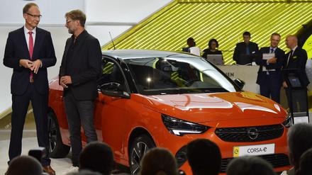 Opel-Chef Michael Lohscheller (l.) und Fußballtrainer/Opel-Werbegesicht Jürgen Klopp neben dem neuen E-Corsa auf der IAA. 