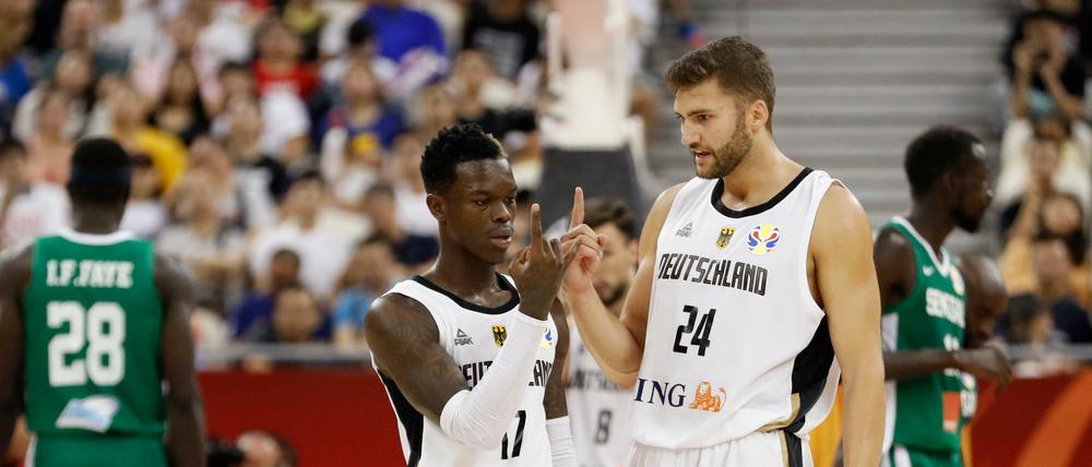 Fingerübung. Maximilian Kleber (rechts) und Dennis Schröder zeigen ihre Zeigefinger.