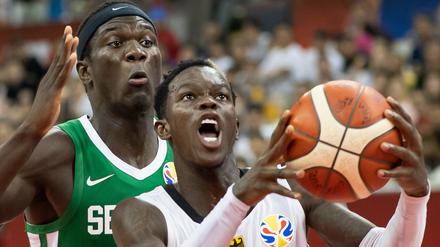 Redebedarf. Deutschlands Topspieler Dennis Schröder (r.) ist angefressen.