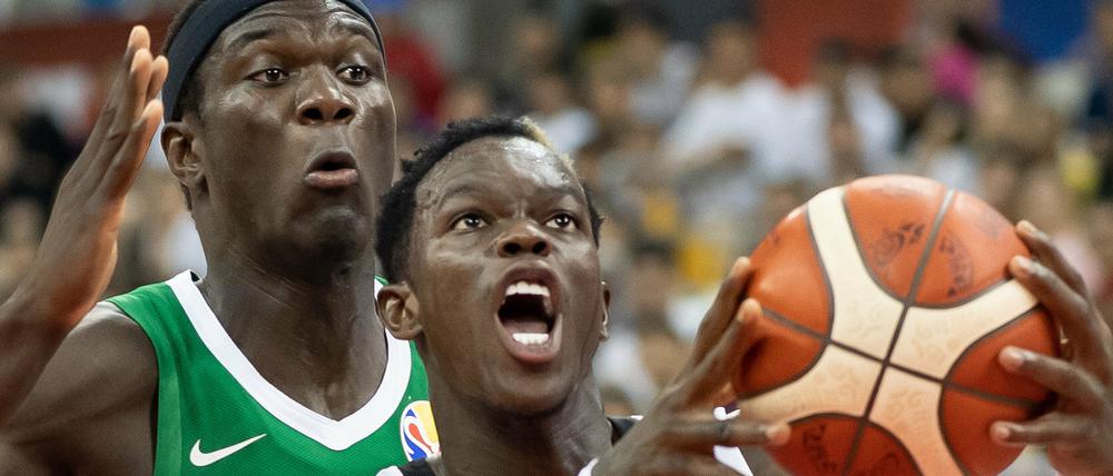 Redebedarf. Deutschlands Topspieler Dennis Schröder (r.) ist angefressen.