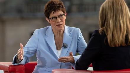 Die CDU-Vorsitzende Annegret Kramp-Karrenbauer stellt sich beim ARD-Sommerinterview den Fragen von Tina Hassel.