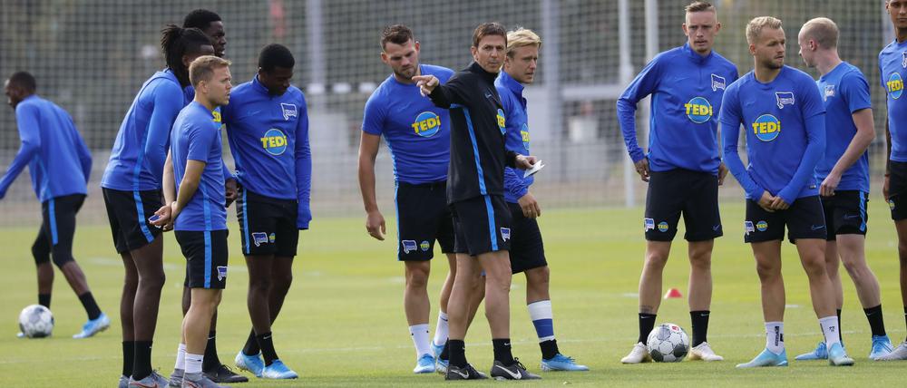 Richtungsweisend. Für Hertha BSC (Szene mit Co-Trainer Harald Gämperle) geht es am Samstag in Mainz darum, die Eindrücke der letzten beiden Spiele vergessen zu machen. 