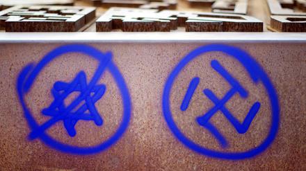 Ein Hakenkreuz und ein durchgestrichener Davidstern an einer Gedenkstätte in Berlin (Archivbild)