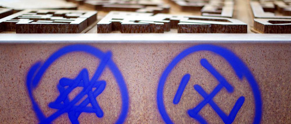 Ein Hakenkreuz und ein durchgestrichener Davidstern an einer Gedenkstätte in Berlin (Archivbild)