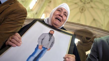 Verzweifelt. Die Mutter von Tahir Özbek hält eine Bild ihres getöteten Sohnes auf dem Gerichtsflur.