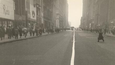 New York, 1948. Eine Fotografie des verstorbenen Robert Frank, die ab 13. September in Ausstellung "Robert Frank. Unseen" bei C/O Berlin zu sehen ist. 