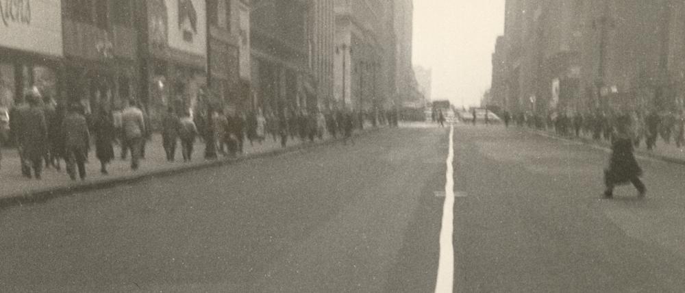 New York, 1948. Eine Fotografie des verstorbenen Robert Frank, die ab 13. September in Ausstellung "Robert Frank. Unseen" bei C/O Berlin zu sehen ist.