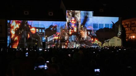 Brennende Häuser in einer Videoinstallation zum Gedenken an den deutschen Überfall auf Polen 1939.