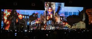 Brennende Häuser in einer Videoinstallation zum Gedenken an den deutschen Überfall auf Polen 1939.