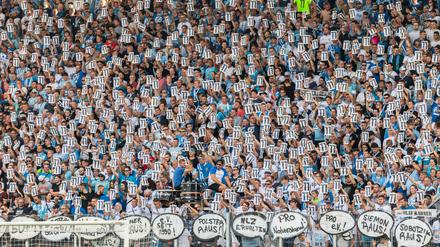 "Sobotzik raus". Chemnitzer Fans zeigen Zettel mit der Rückennummer 11 als Symbol für den entlassenen Spieler Daniel Frahn hoch und stellen sich gegen ihren Sportdirektor.