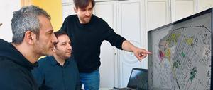 Neue Erkenntnisse. Benjamin Ducke (r.), Abdulsalam Almidani (m.) und Wassim Alrez (l.) arbeiten am Deutschen Archäologischen Instituts in Berlin am Palmyra-GIS, einem hybriden 3D-Modell: Sie kombinierten kartographische Werkzeuge mit einer Datenbank.
