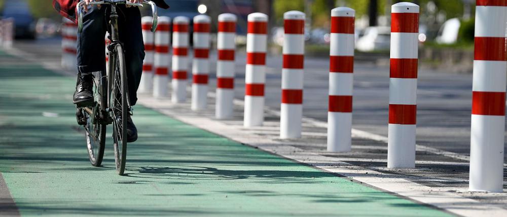 Viel Wirbel um wenig: Kritiker bemängeln schon länger das fehlende Tempo beim Ausbau von Radwegen in Berlin. 