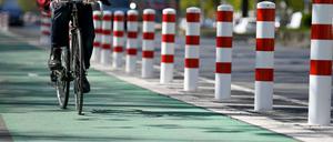 Viel Wirbel um wenig: Kritiker bemängeln schon länger das fehlende Tempo beim Ausbau von Radwegen in Berlin. 