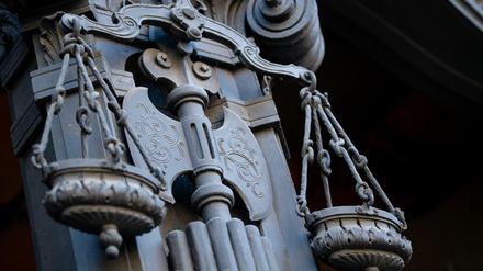 Der Eingang des Kriminalgerichts Moabit. Im Berliner Mordprozess gegen Rocker der Hells Angels wegen tödlicher Schüsse in einem Wettbüro werden weitere Plädoyers erwartet.