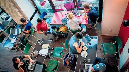 Bald Café und Arbeitsplatz. Die ehemalige Postfiliale am S-Bahnhof Babelsberg ist seit Juni 2018 geschlossen. Dort soll im ersten Quartal 2020 ein Coworkingspace. Im rechten Bild: Das Sankt Oberholz am Rosenthaler Platz in Berlin.Fotos: Sebastian Gabsch, Kay Nietfeld/dpa