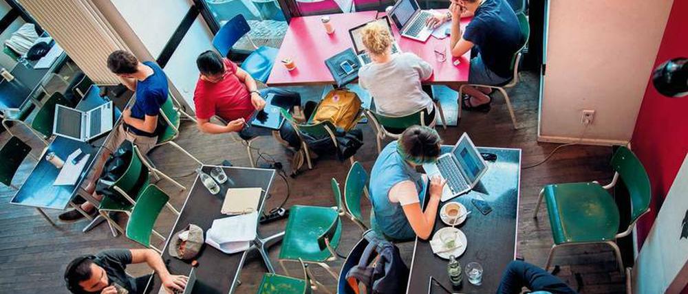 Bald Café und Arbeitsplatz. Die ehemalige Postfiliale am S-Bahnhof Babelsberg ist seit Juni 2018 geschlossen. Dort soll im ersten Quartal 2020 ein Coworkingspace. Im rechten Bild: Das Sankt Oberholz am Rosenthaler Platz in Berlin.Fotos: Sebastian Gabsch, Kay Nietfeld/dpa