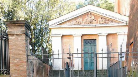 Prospektion mit dem Georadar. Im Hintergrund die Fassade des ersten eigenständigen Gebäudes des Instituto di Corrispondenza Archeologica von 1836 mit dem Terrakottagiebel des Bildhauers Emil Wolff (1802–1879). 
