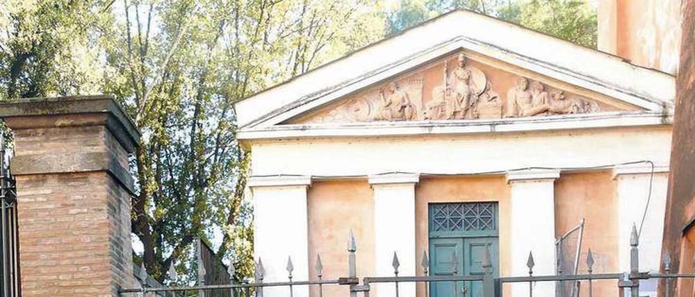 Prospektion mit dem Georadar. Im Hintergrund die Fassade des ersten eigenständigen Gebäudes des Instituto di Corrispondenza Archeologica von 1836 mit dem Terrakottagiebel des Bildhauers Emil Wolff (1802–1879).