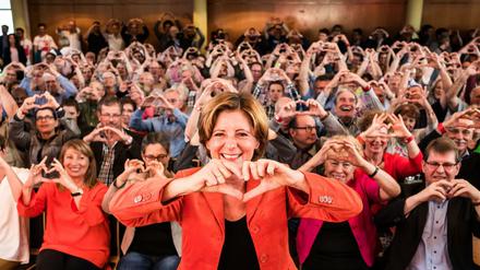 Die SPD-Interimsvorsitzende Malu Dreyer und die Teilnehmer einer Regionalkonferenz mit ihrer Botschaft an Manuela Schwesig.