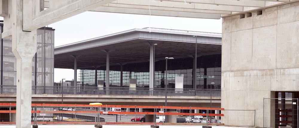 Noch eine Baustelle: Das Terminal 2 des Flughafen BER, mit Blick auf das Hauptgebäude.