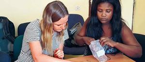 Gemeinsam forschen. Sabrina Stempfle aus Hamburg und Sheila Machava aus Maputo beschäftigen sich in ihren Dissertationen mit der Keramik und lernen dabei in Hamburg geochemische Analysemethoden. 