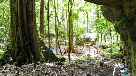 Das Ria- Felsdach, ein 1600 Jahre alter Wohn- und Bestattungsplatz, wird durch einen etwa 20 Meter langen und 3 Meter auskragenden Felsüberhang gebildet.