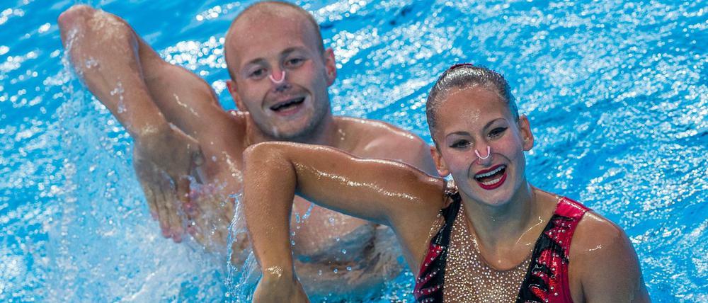 Rauf und runter. Amelie Ebert mit ihrem Synchronpartner Niklas Stoepel.