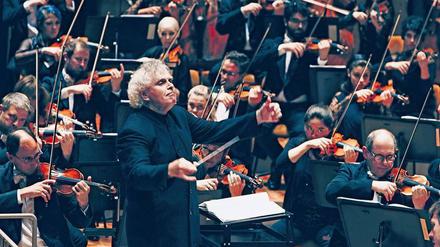 Simon Rattle und sein Londoner Orchester am Mittwoch Abend in der Philharmonie. 