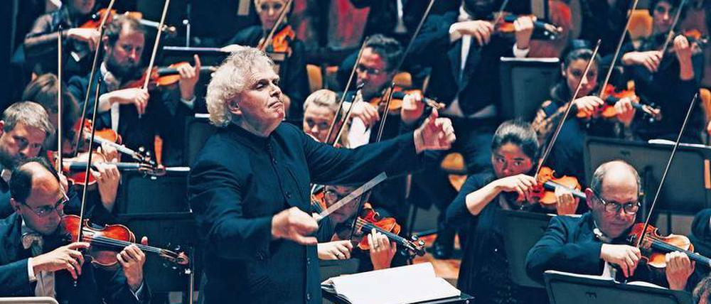 Simon Rattle und sein Londoner Orchester am Mittwoch Abend in der Philharmonie.